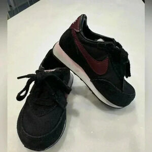 Nike baby girl suede sneakers size 6c. Black with burgandy nike logo.